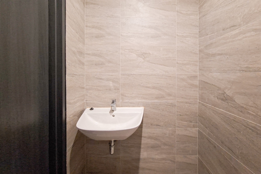 Minimalist And Homey Studio At Apartment Collins Boulevard