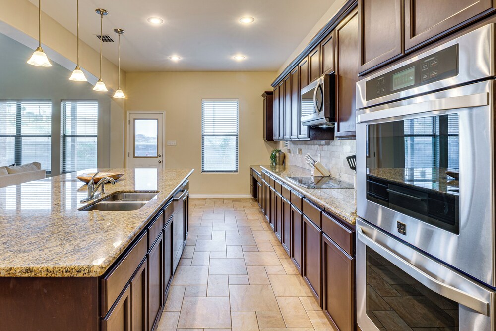 7 Mi to Lake Casa Blanca: Laredo Family Home!