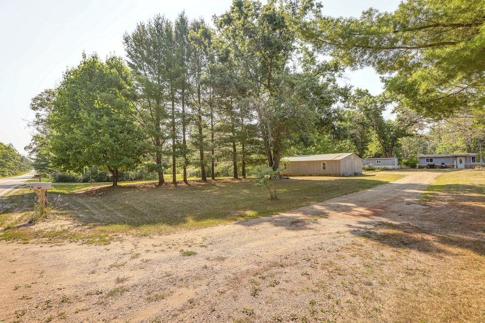 Pet-friendly Retreat: Over 3 Acres in Baldwin!