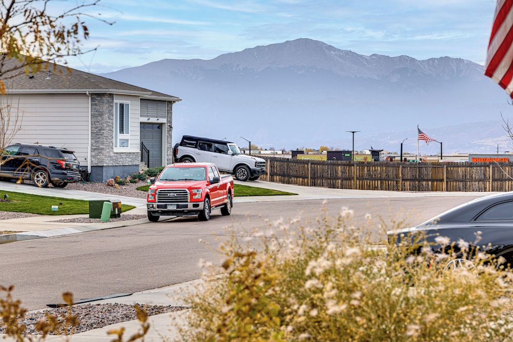 8 Mi to Usafa! Hot Tub Haven in Colorado Springs