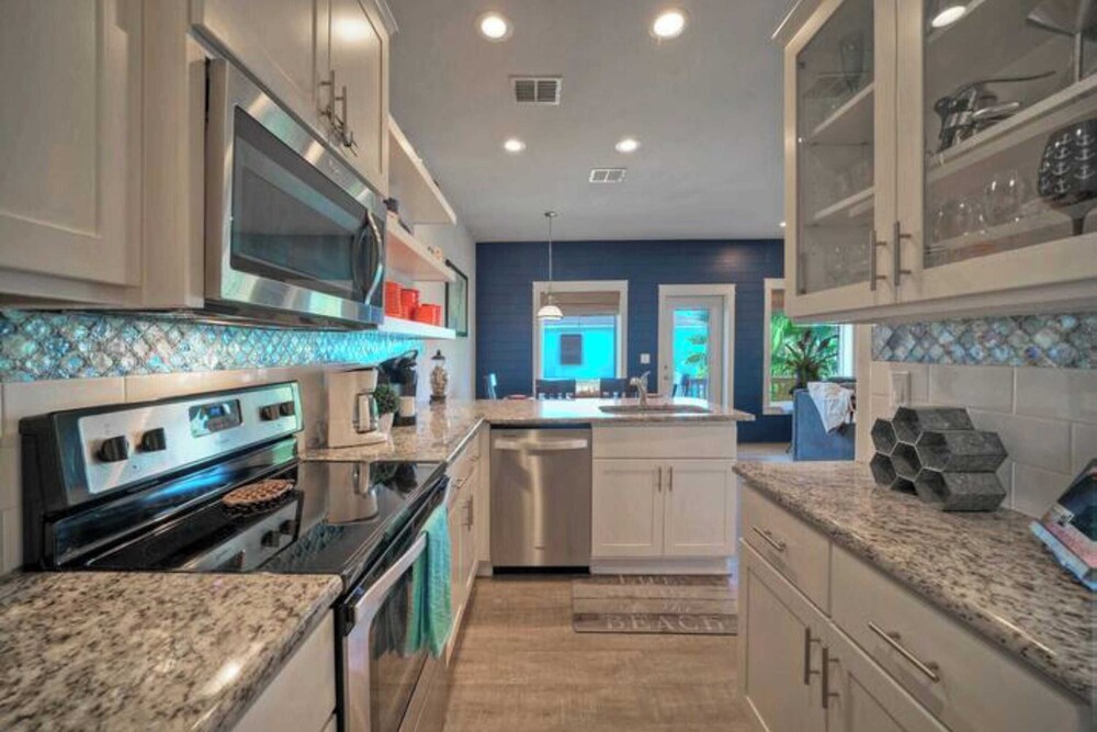 2 Homes in Las Palmeras by Avantstay Sleeps 18, Resort Pool + Private Patio Walk to Town, Golf Cart Zone