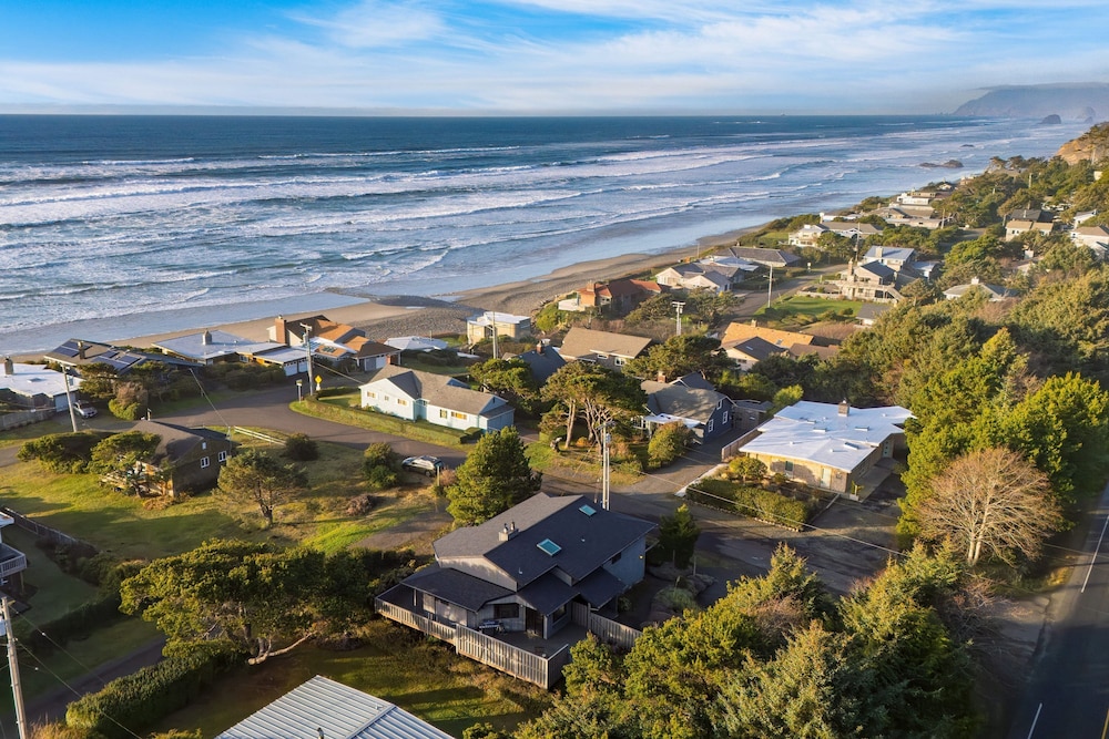 Half Block to Beach w Oceanview Patio Balcony The Shore Pine by Avantstay