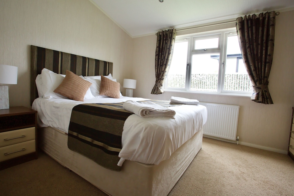Beautiful 2-bed Lodge With hot tub and Saunain Ely view 2