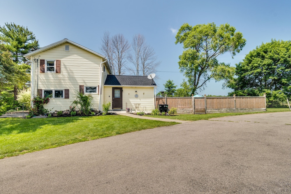 Walworth Home w/ Hot Tub - Near Golf Courses!