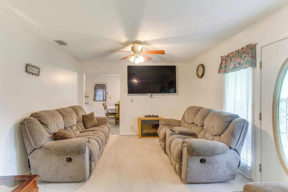 Cozy Waycross House w/ Yard & Screened Patio! view 4