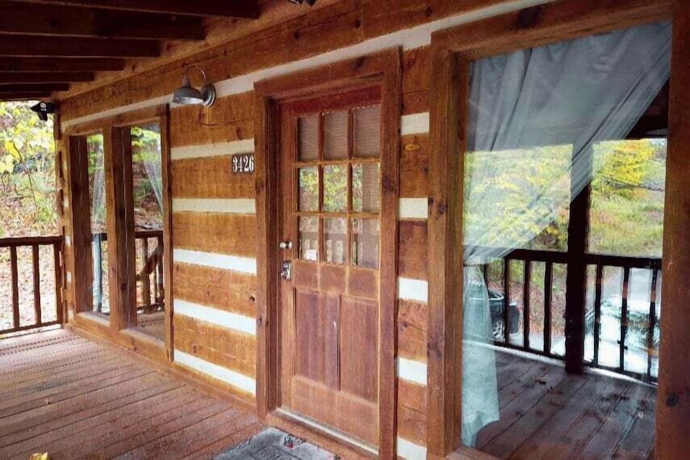 The Fur Traders Cabin- Pigeon Forge 2 Bedroom Cabin