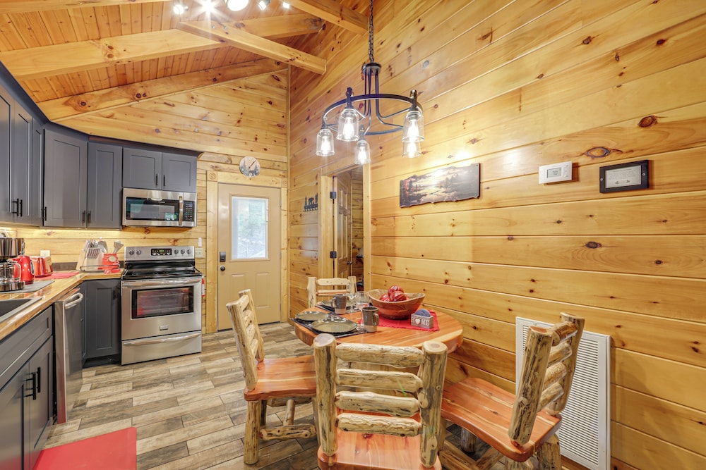 1 Mi to Dtwn Gatlinburg: Hot Tub Haven in Smokies!