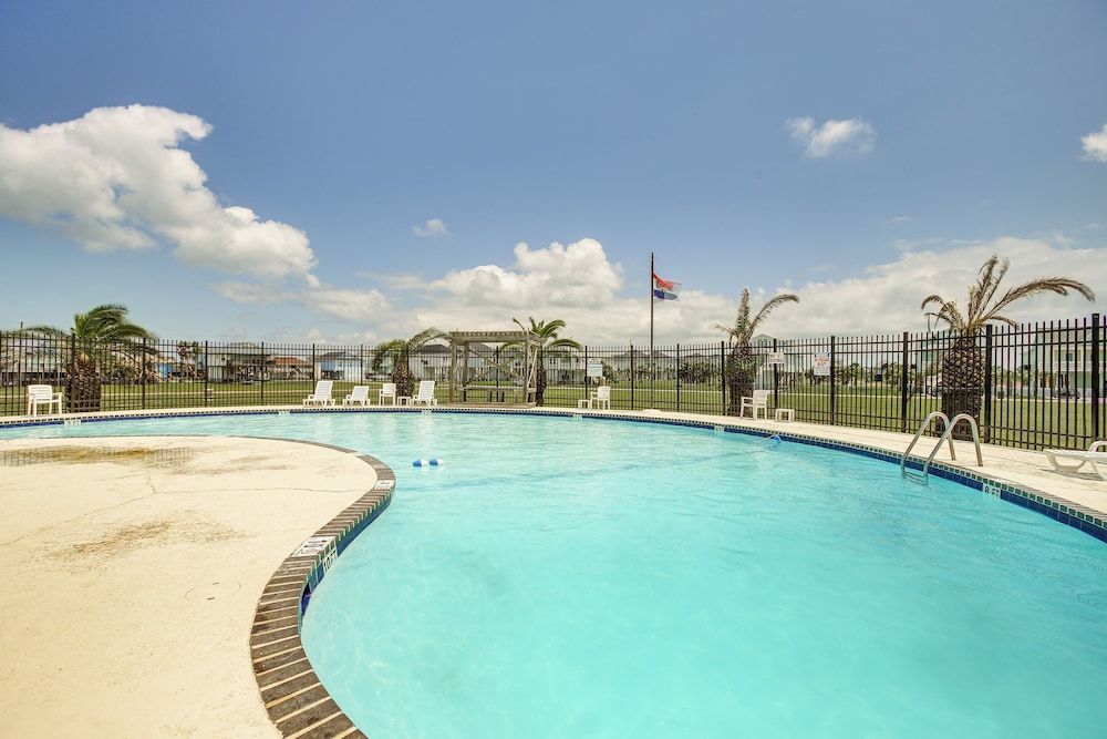 Walk to Beach: Updated Home w/ Deck in Galveston!