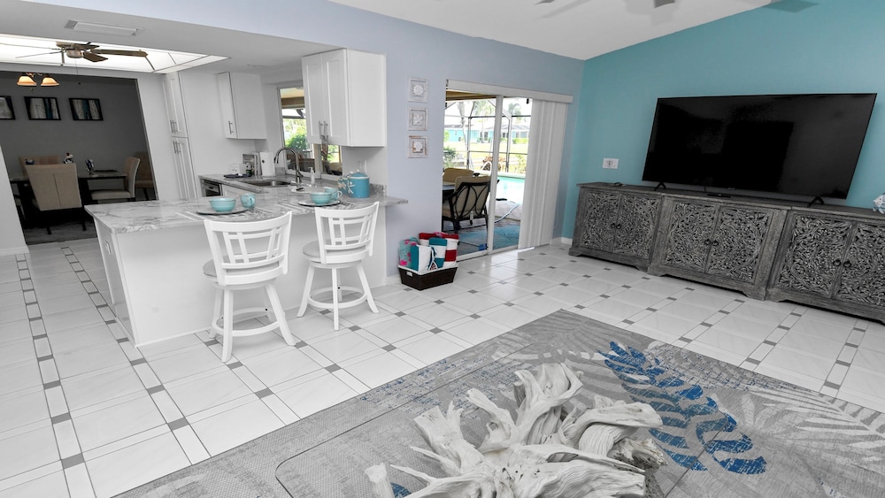Love Bird Canalfront Villa Lounge Terrace Heated Pool pet Friendly
