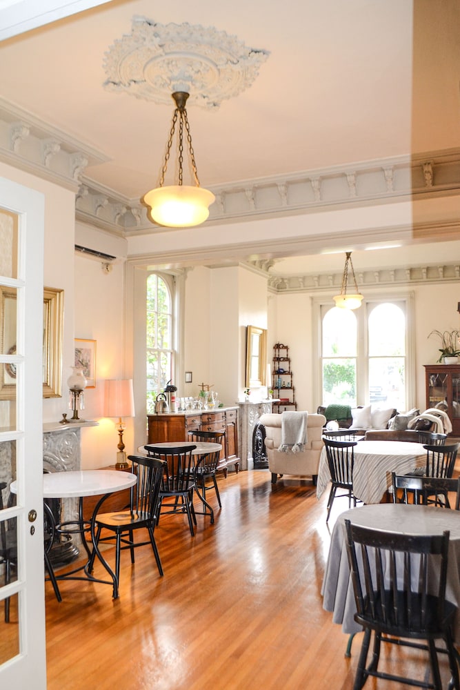 Camellia Inn