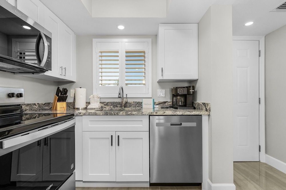 Seaside 108: Oceanview 2br/2ba Condo With Pool, Steps To Beach 2 Bedroom Condo