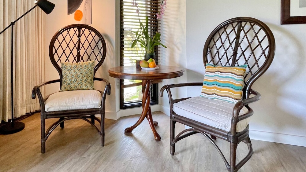 Sophisticated Oceanfront Retreat - Air-conditioned - Walk to Beach - Vrkcv