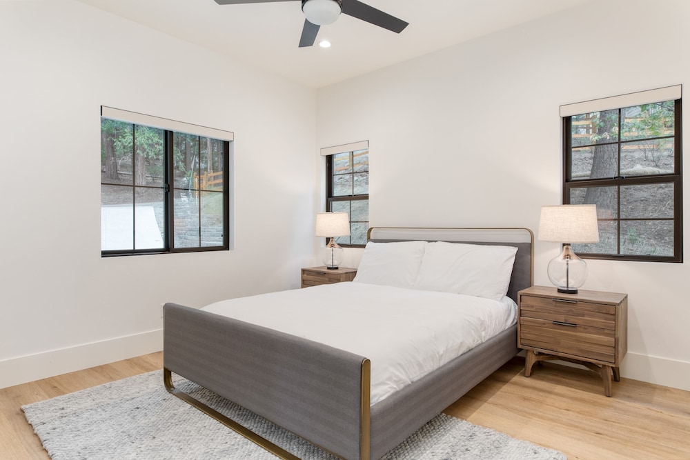 Luxury Retreat, 5mins to the Lake Game Room + Fire Pit Howlite by Avantstay