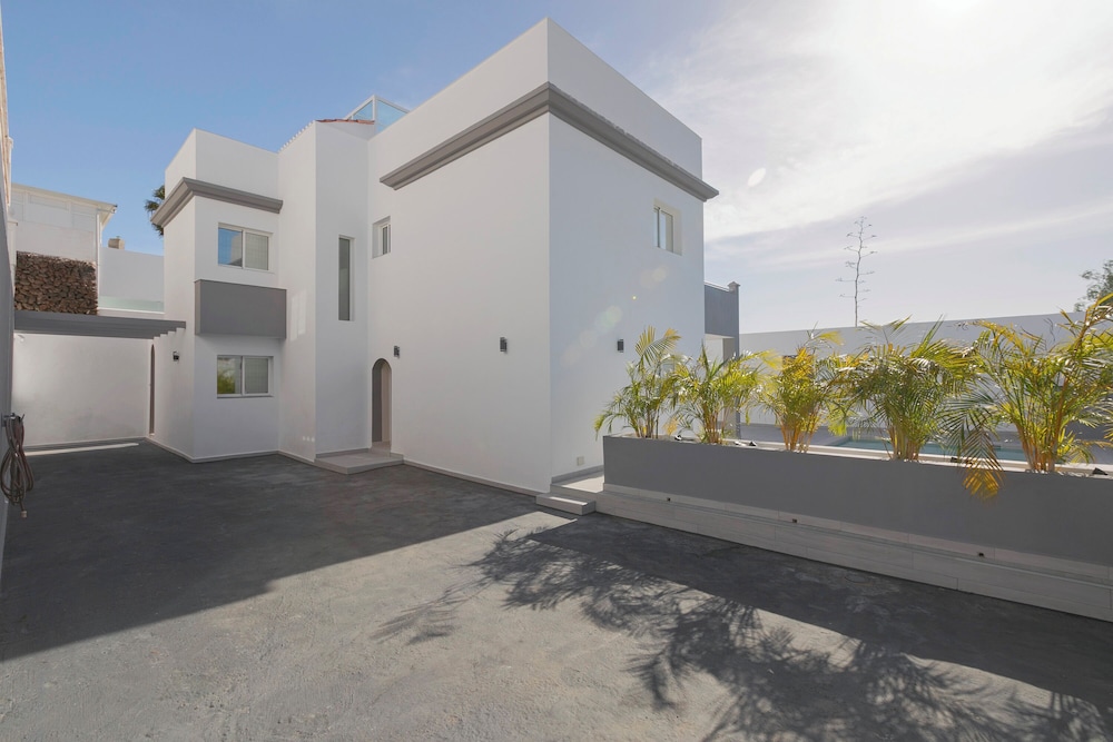 Stunning Apartment Within Villa Nr Los Cristianos
