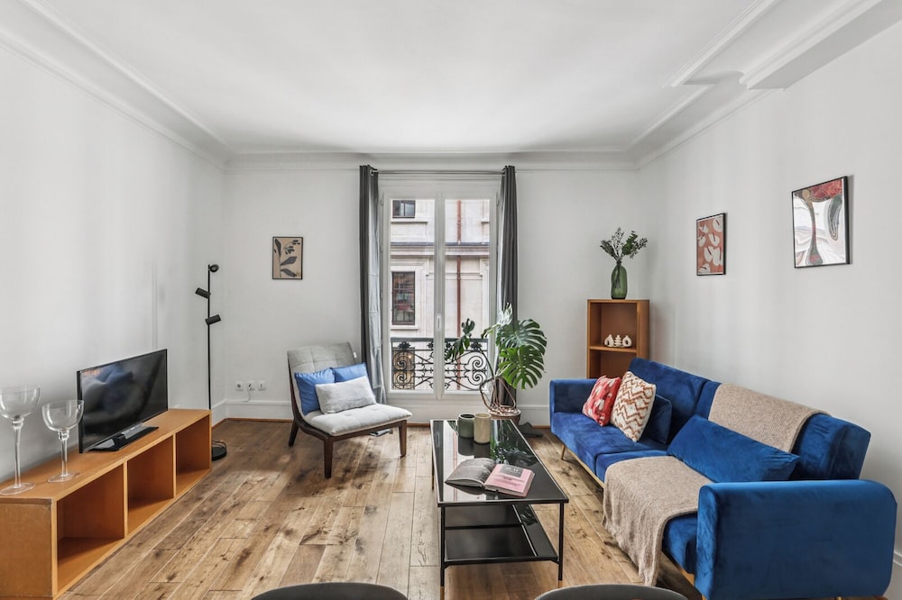 Bright 1BR Steps from Canal Saint-Martin