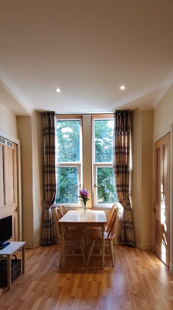 Cosy & Modern Apartment in Central Edinburgh