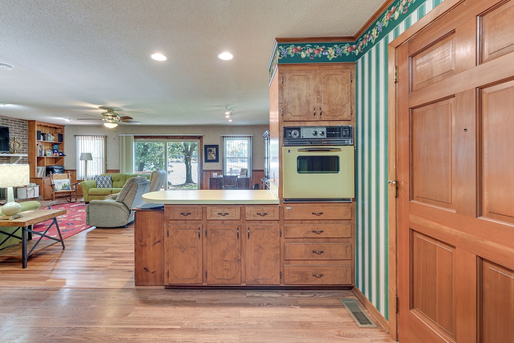 On Lake Tillery: Spacious Home w/ Screened Porch!