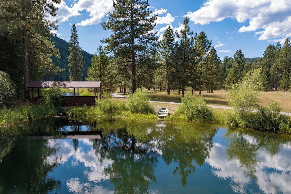 Dog-friendly 3BR on 200 Acres w/ River Access