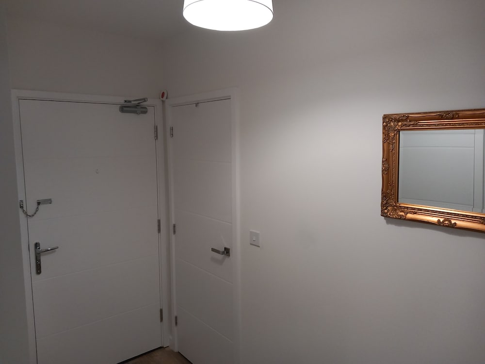 Room-charming Loughton Apartment With Ba
