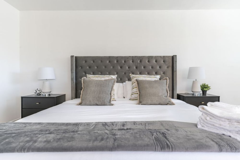 Charming Spacious Home - Modern Comforts Prime Location