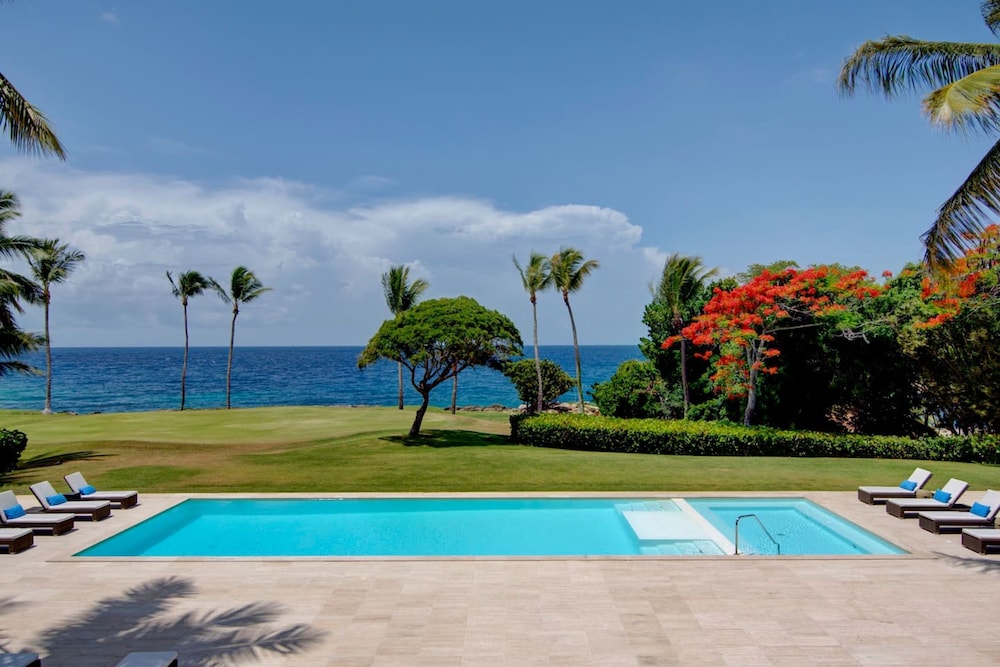 Breathtaking Ocean-view Home w Pool Modern Design