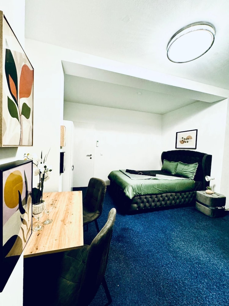 Spacious 7BR Apartment Prime Location