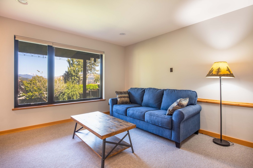 West Sail *30 Day Minimum 5 Bedroom Home by RedAwning