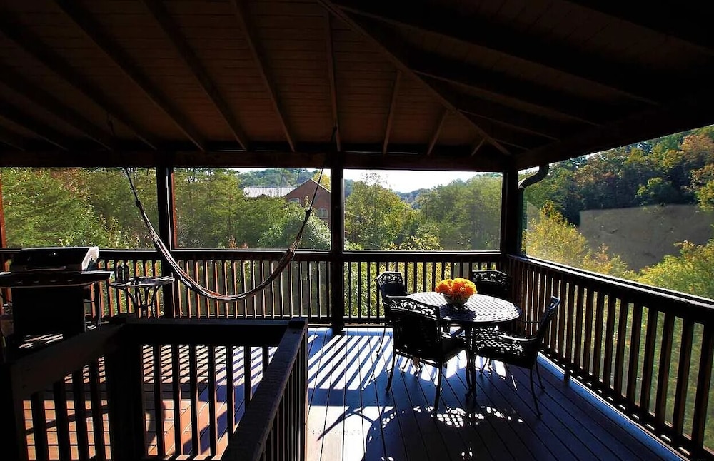 Smoky Mtn Log Cabin w Wet Bar Loft