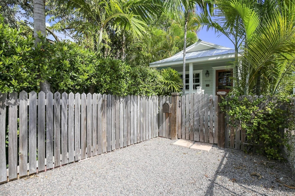 Paradise Palms by Avantstay Great Location w/ Outdoor Dining, BBQ Close to Higgs Beach Month Long Stays view 3