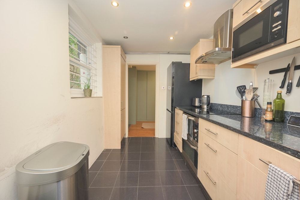 Modern 1Bd Basement Flat Near Victoria Park London photo 2