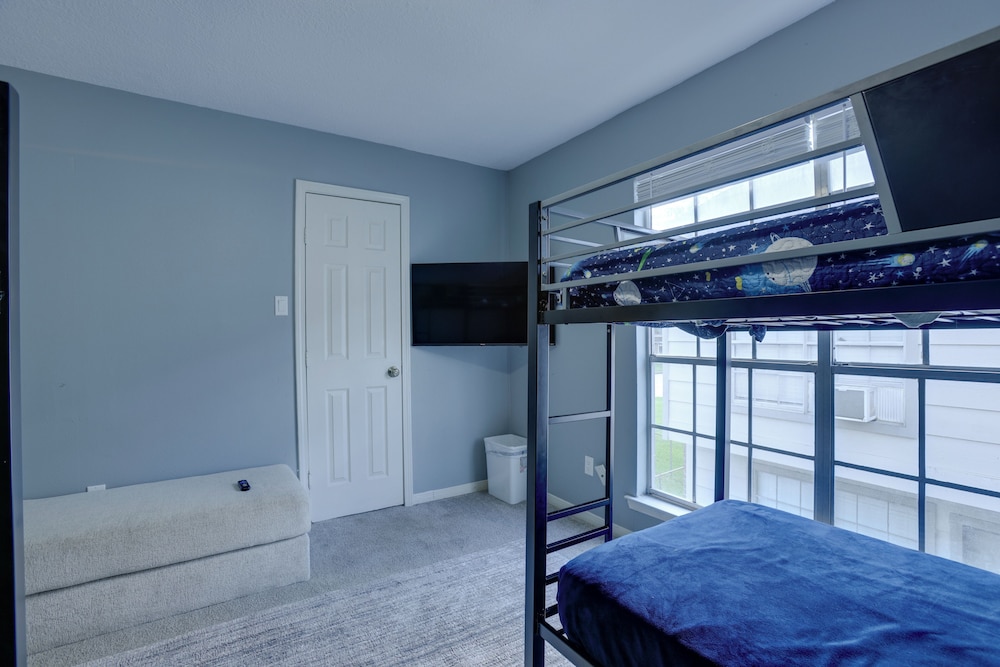 Pets Welcome! Humble Townhome 4 Mi to Airport