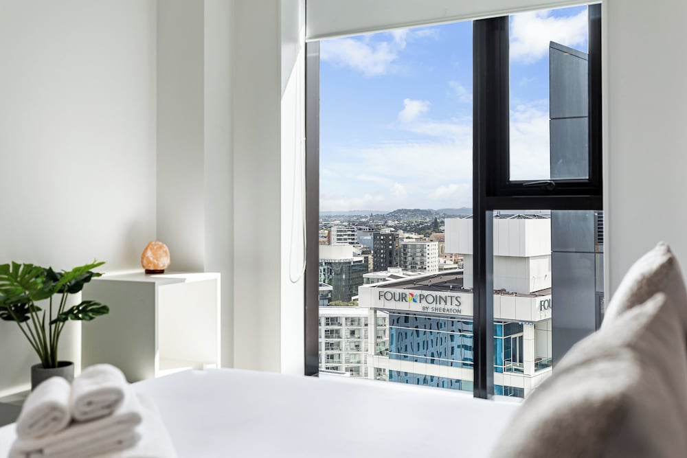 Pool, Gym & Modern 2BR Sky Tower View Zodiak Stays