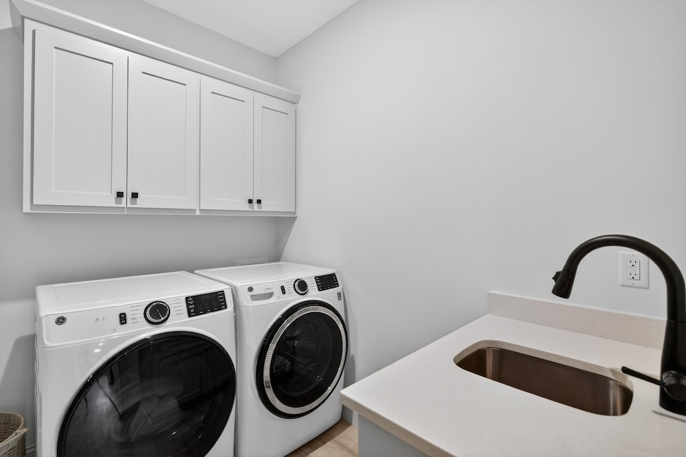 Plush & Roomy - Perfect For All Ages Near Ku & Kc 3 Bedroom Duplex