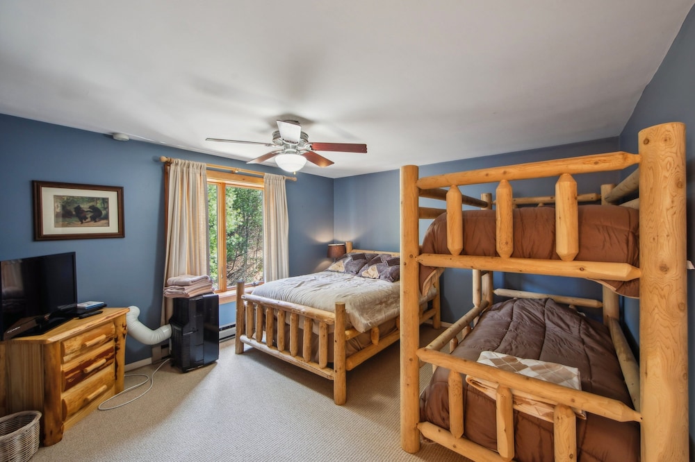Hawkeye 21e - Spacious Townhome For Families 2 Bedroom Townhouse by The Summit at Gore Mountain