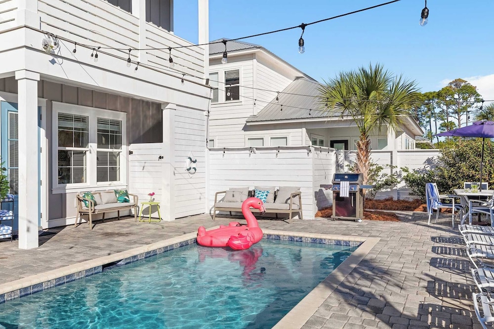 Sleeps 18! 7bdr, Backyard Pool, Walk to Beach Miramar Beach Jewel by Avantstay