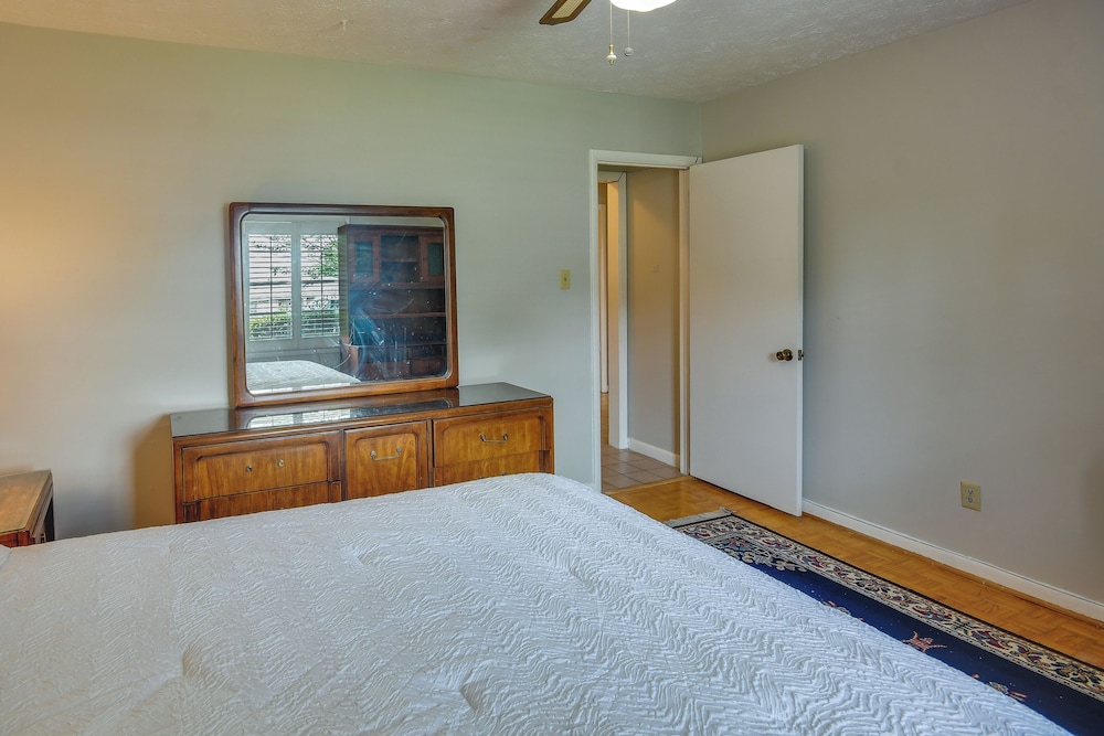 Spacious Downtown Montgomery Home w/ Yard, Patio! view 3