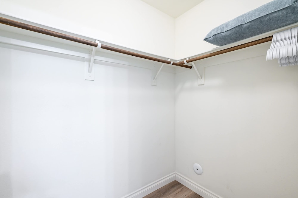 Private Entry Cozy Suite w Patio Bath Kitchenette