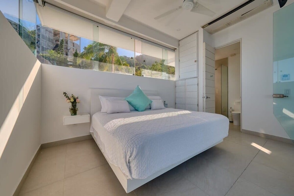 Luxurious 2BR Condo - Amazing Ocean View - Pool
