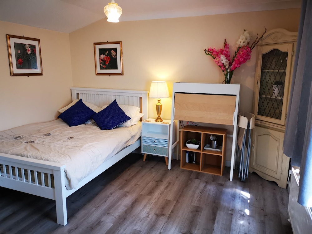Impeccable 1-bed Lodge in Eastleigh view 2