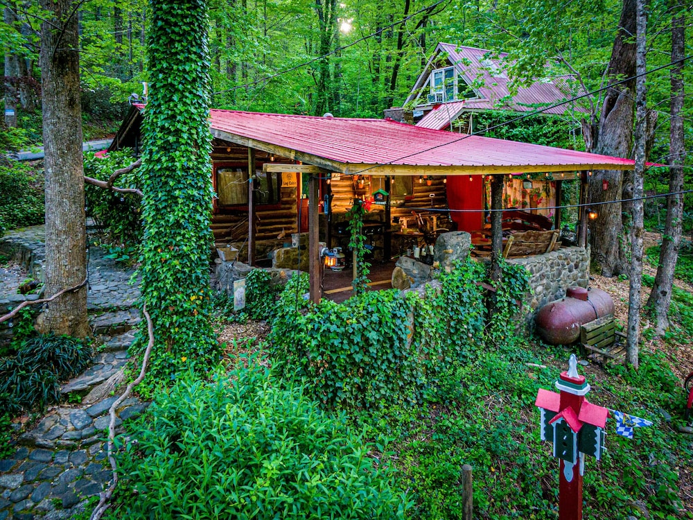 Bear Creek Lodge and Cabins in Helen Ga - Pet Friendly, River on Property, Walking Distance to downtown Helen