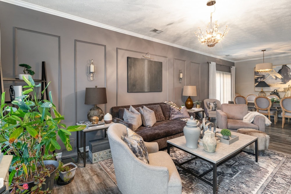 Stylish 2BR Townhome w Garage Patio Perfect for Stays or Assignments