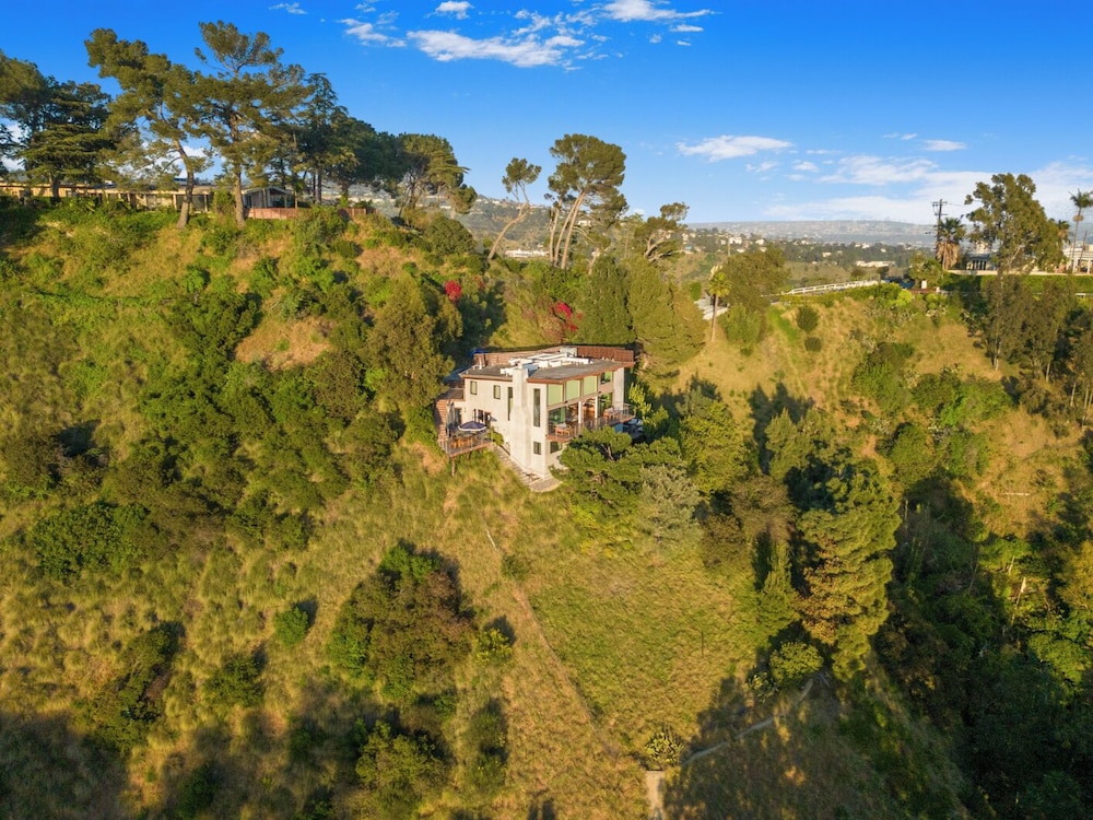 Summitridge - An Elegant Estate With Unobstructed City and Ocean Views