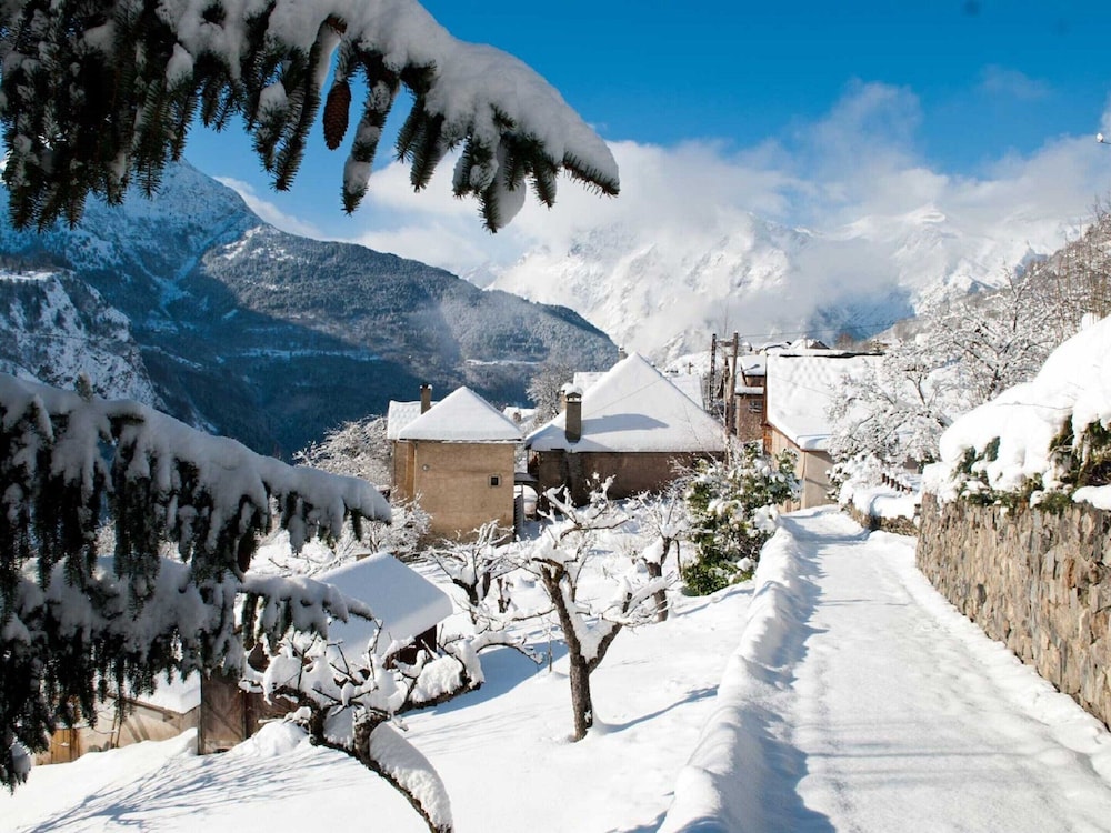 Chalet in Auris-en-oisans With Balcony