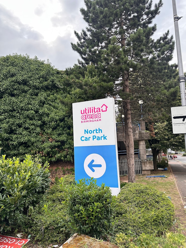Charming Birmingham Apartment With Mini Balcony and Wifi With a Free Parking