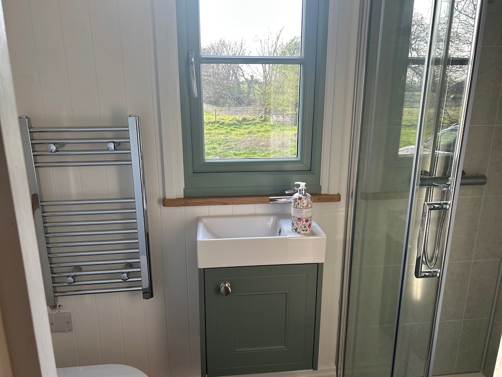Luxury Shepherds Hut Near Glamorgan Coast