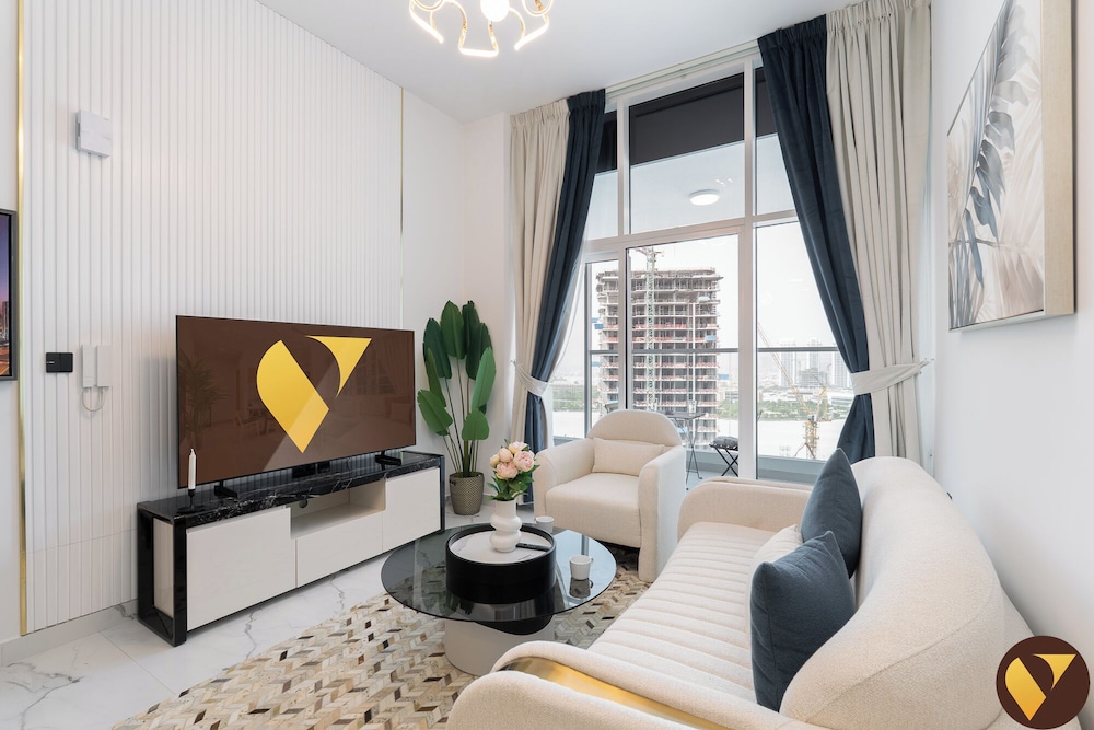 Vogue Opalz short Drive to Dubai Hills M