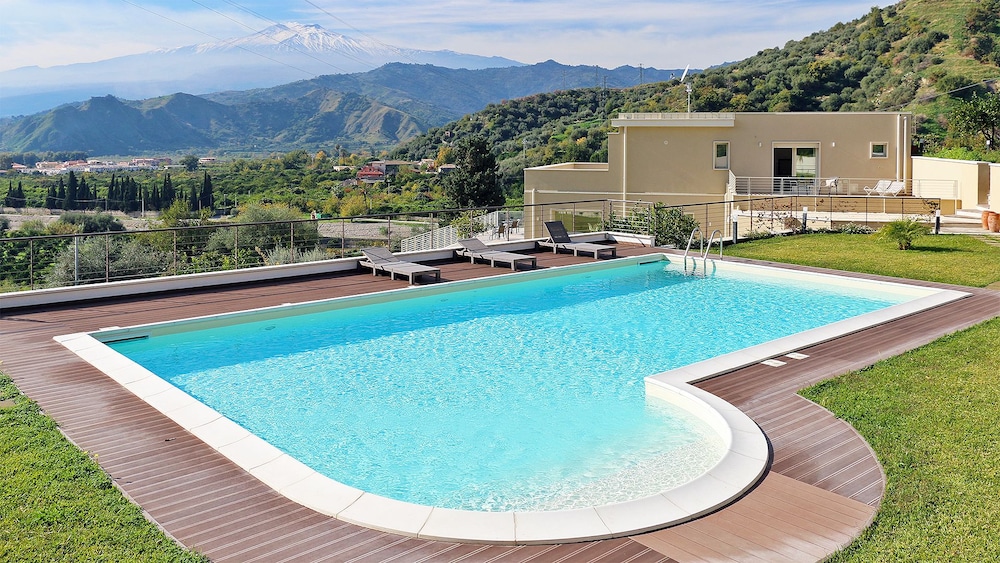 Siké Holiday Home