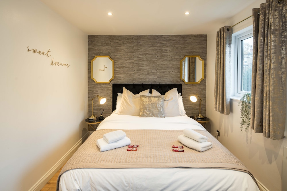 Charming 2-bed House in Central