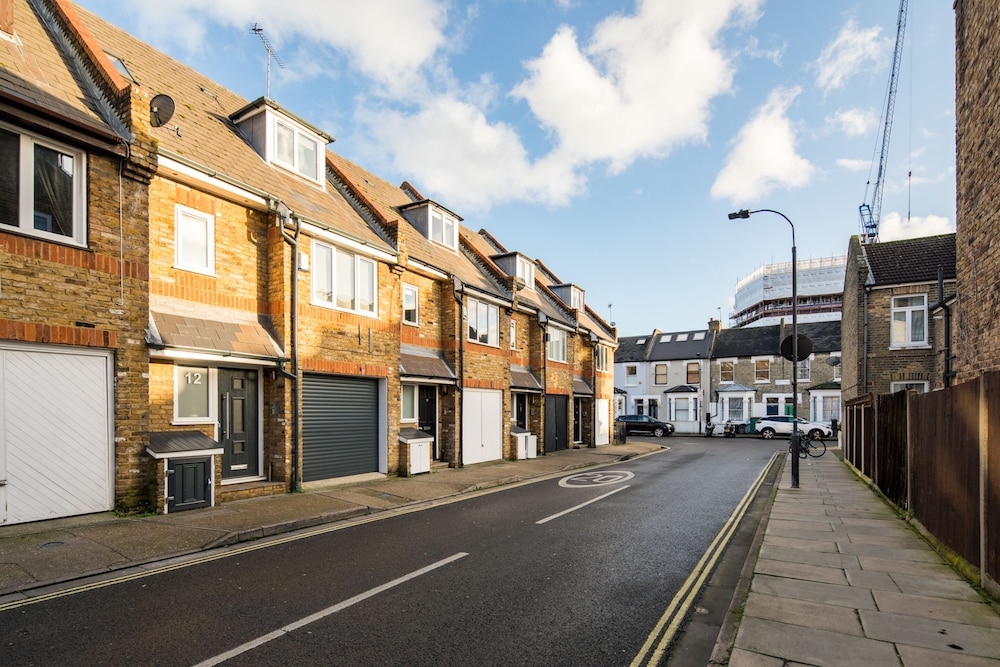 Spacious 2 Bed Apartment with Garden in Fulham
