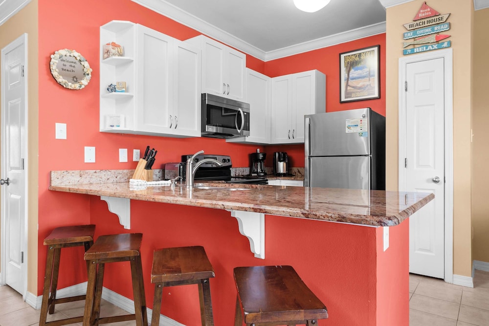 Cozy Family Home - Community Pool, Private Porch, 10-minute Walk to Beach